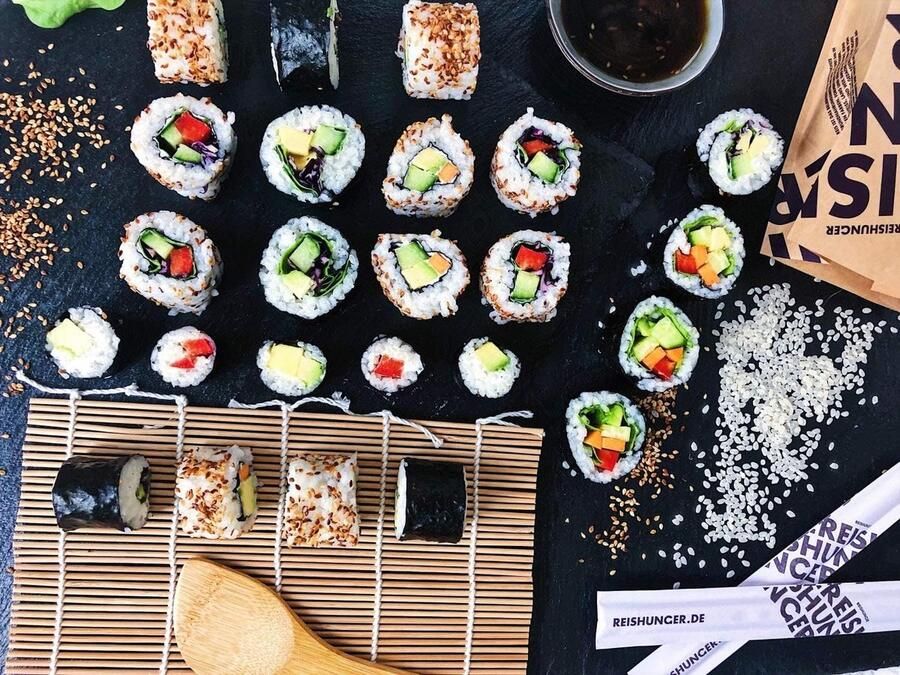 Sushi box voor beginners incl. receptenkaart complete set met originele Japanse ingrediënten: sushi-rijst bamboemat sojasaus nori-algen wasabi gember eetstokjes