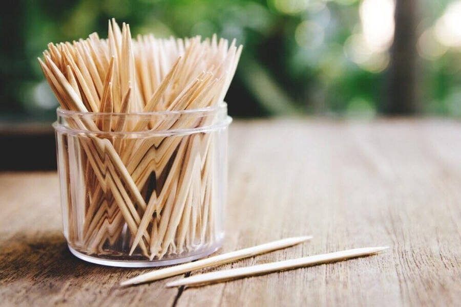 Tandenstokers 1000 stuks hoogwaardige tandenstokers van hout ca. 6 cm lange cocktailspiesen van hout 2 x 500 stuks fingerfood van bamboehout met praktische houder