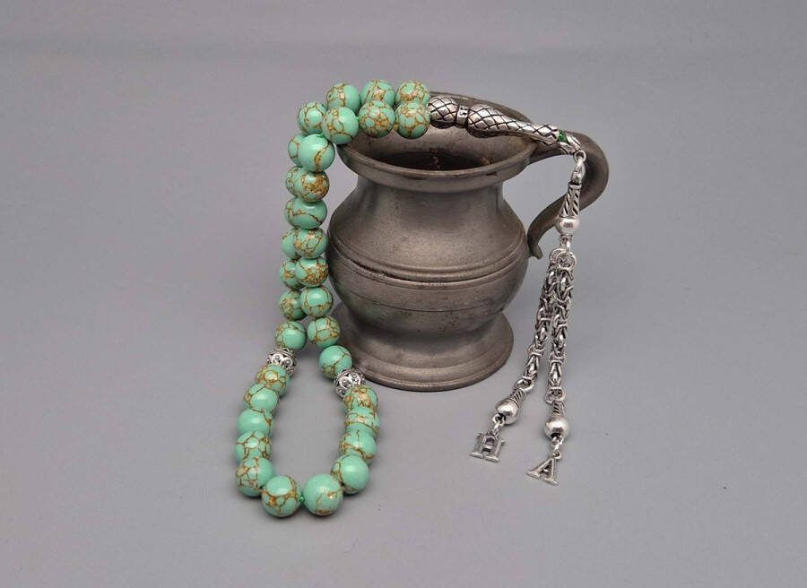 Tesbih- Zilver 925 en Natuursteen Groen howliet gesponnen goud -Tesbih met tassel Twee Letters Aantal kralen 33 Diameter kralen 8mm- Kies je favoriete letters