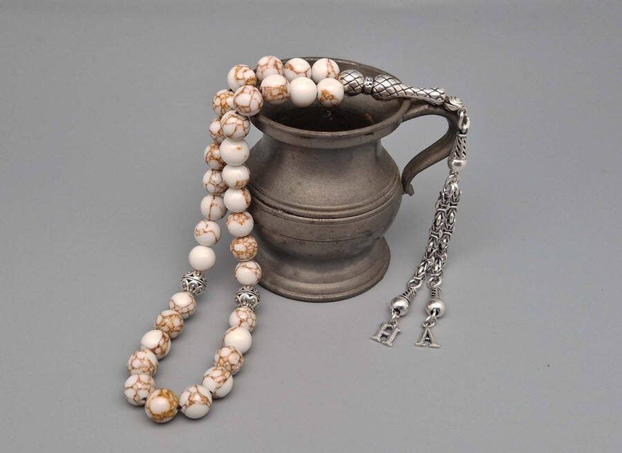 Tesbih- Zilver 925 en Natuursteen Wit howliet gesponnen goud -Tesbih met tassel Twee Letters Aantal kralen 33 Diameter kralen 8mm- Kies je favoriete letters