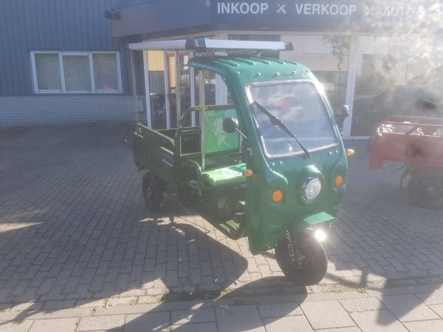 Tuk elektrische bromfiets driewieler Cargo 500 met kunststof cabine en zonnepaneel