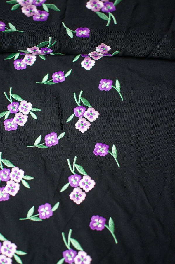 Viscosemix zwart met paarse geborduurde bloemetjes 1 meter modestoffen voor naaien stoffen