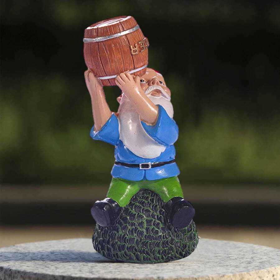 Vrolijke Tuinkabouter met Wijnvat Kleurrijk en Weerbestendig Hars Tuinbeeld-Unieke Tuindecoratie7*7*15cm
