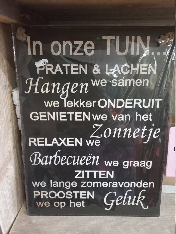 Wandbord metaal in onze tuin