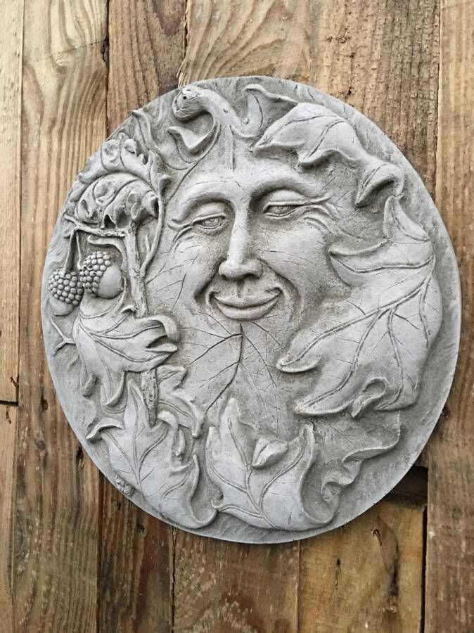 ETW Wandornament steen rond met afbeelding van de vrolijke eiken bladman bosgeest