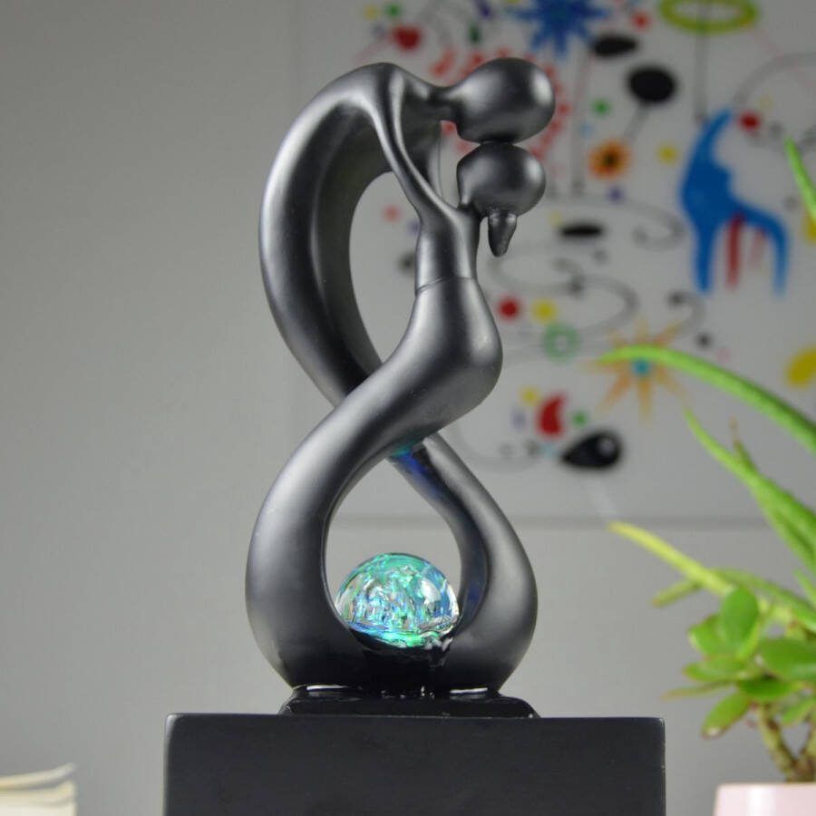 Waterornament binnen fontein in huis zwart met licht
