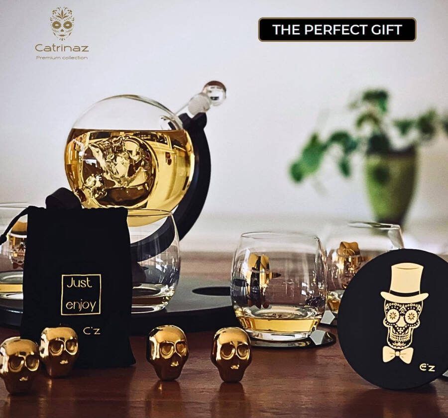 Whisky lux Whiskey karaf Luxe Whiskey karaf set 0 9 L Premium kwaliteit Incl. 4 gouden skull whiskey stenen 4 unieke whiskey glazen 4 unieke onderleggers Uniek geschenk Gift box
