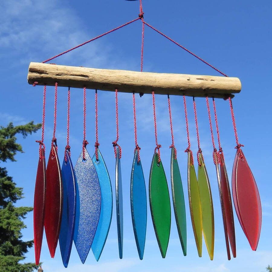 Windgong met drijfhout en gerecycled glas in regenboogkleuren eerlijke handel hangende windklokkenspel voor buiten of binnen in veelkleurig glas