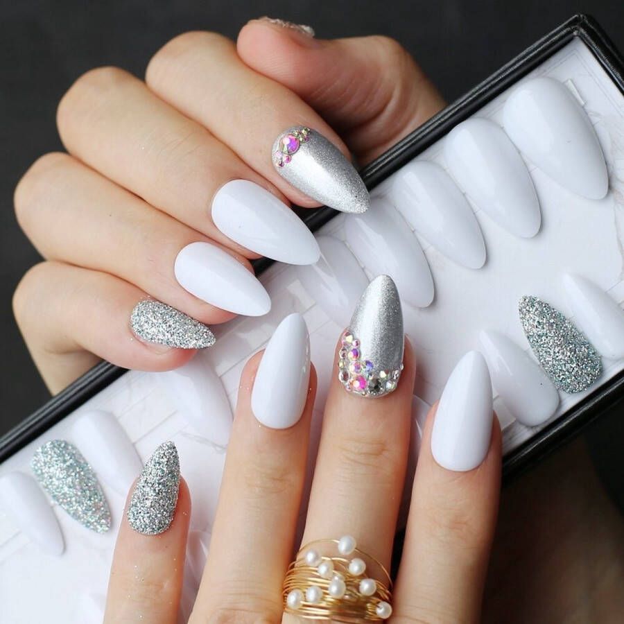Witte nagels nepnagels nageltabs stickers wit glitter kort medium