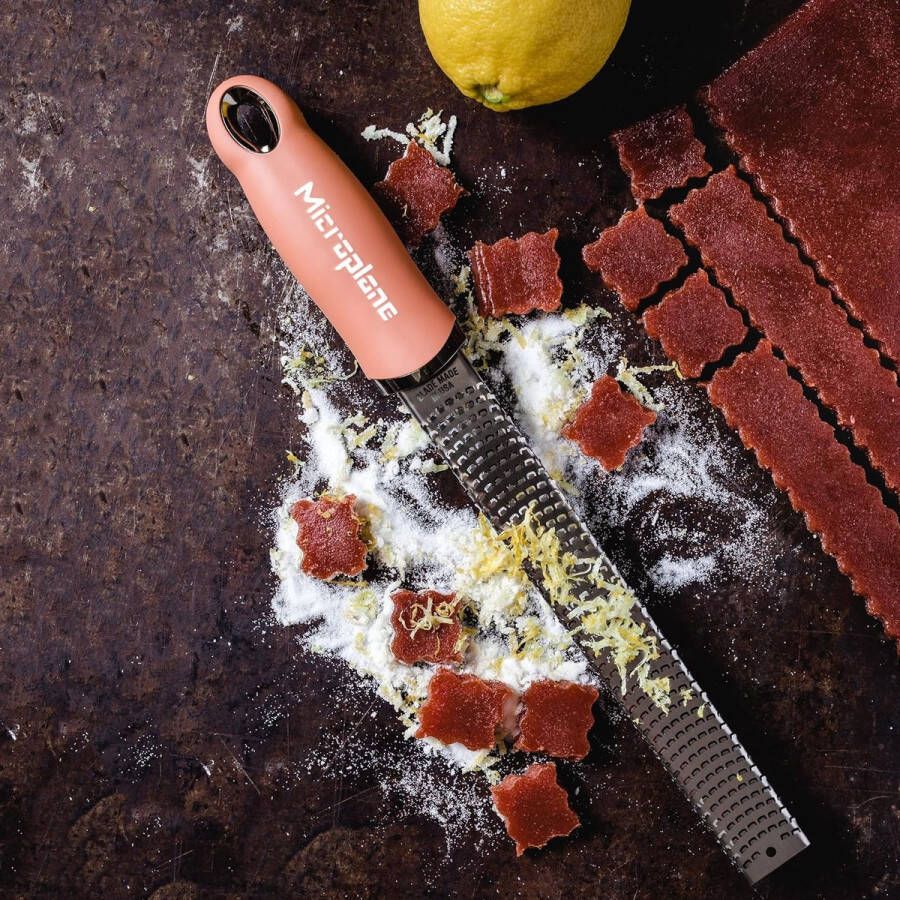 Zester keukenrasp in kaneel-sinaasappel voor citrus parmezaanse kaas gember chocolade en nootmuskaat met fijn roestvrijstalen mes