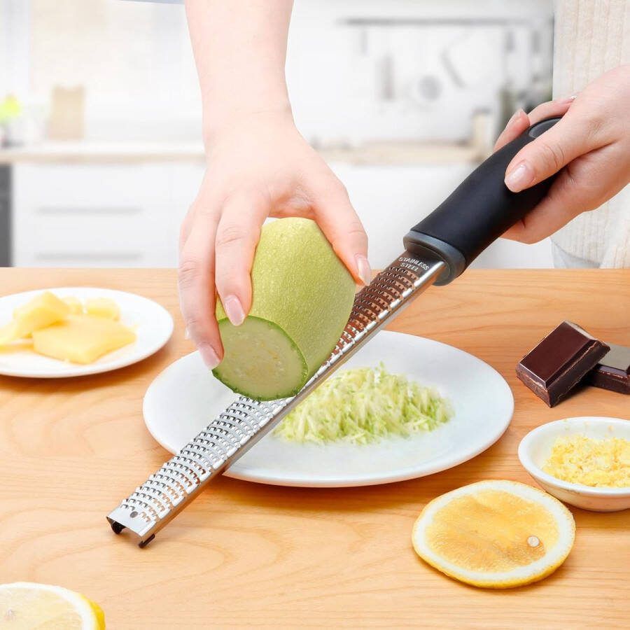 Zester rasp roestvrijstalen kaasrasp parmezaanse rasp citroenrasp nootmuskaatrasp gemberrasp scherp lemmet vaatwasmachinebestendig met beschermhoes en reinigingsborstel