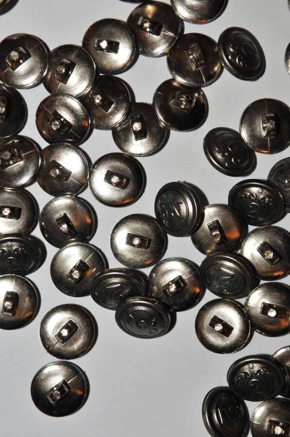Zilver bol knoopje op stift met opdruk 2. Doorsnede 14mm. Zakje van 50 stuks