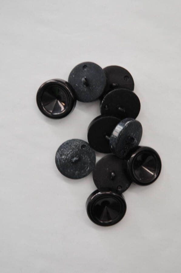 Zwarte holle knoop op stift. Doorsnede 27mm. Zakje van 5 stuks