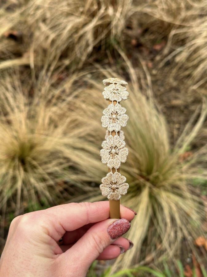EindelijkLeuk Diadeem Meisjes diadeem Haarband met kleine gouden bloem Meisjes haarband Haarbandjes Haaraccessoires voor meisjes Handmade Gouden diadeem Bruiloft Haaraccessoires Bruiloft Cadeautje