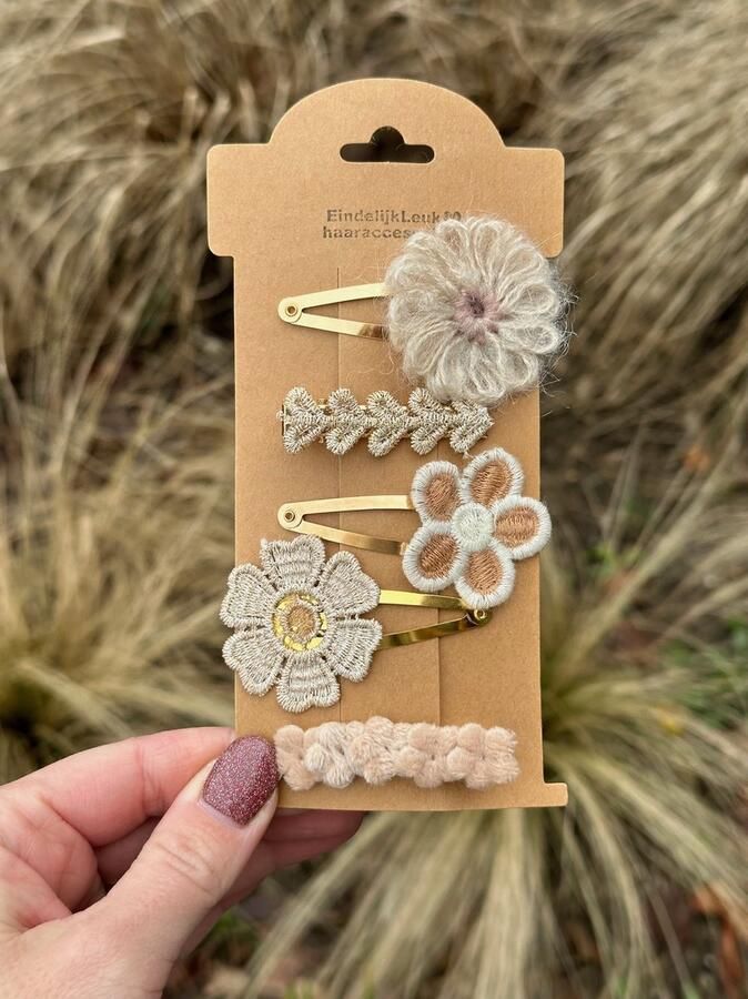 EindelijkLeuk Haarspeldjes voor meisjes Haaraccessoires meisjes Haarspeldjes voor meisjes en baby's Haarknipjes Haarclips handgemaakte haaraccessoires – Haarknipjes bloem wol – Cadeautje – Haaraccessoires bruiloft Zand