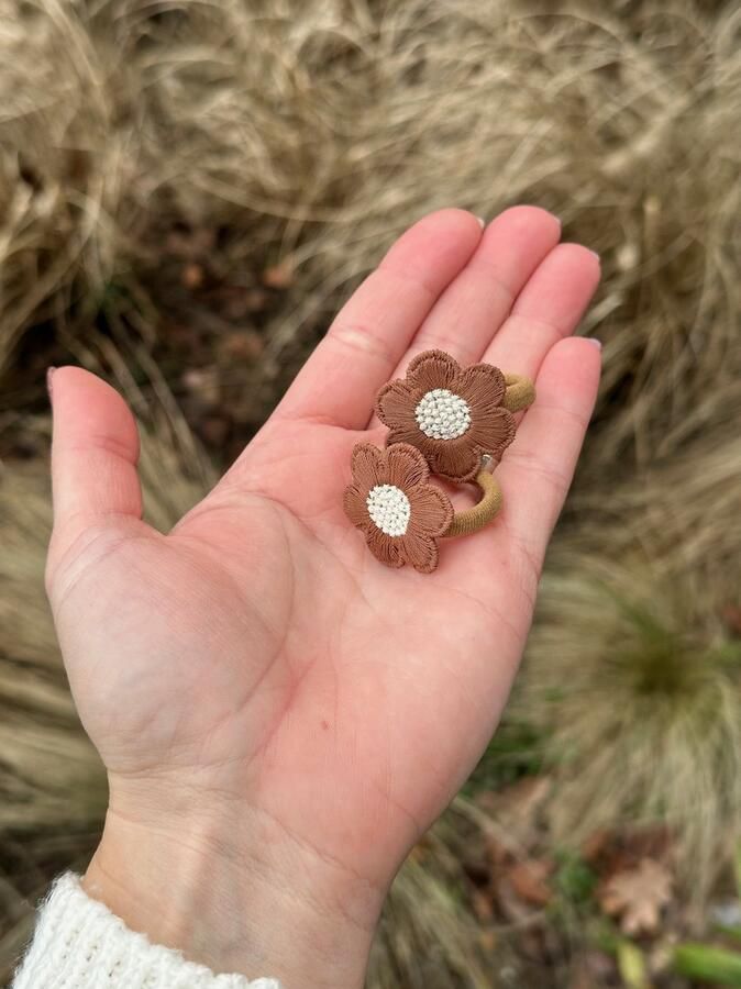 EindelijkLeuk Schattige haarelastiekjes bloem bruin klein Haarelastiekjes Elastiekjes voor meisjes Haaraccessoires voor meisjes Mooie haarelastiekjes meisje Cadeautje meisje Setje van 2 elastiekjes