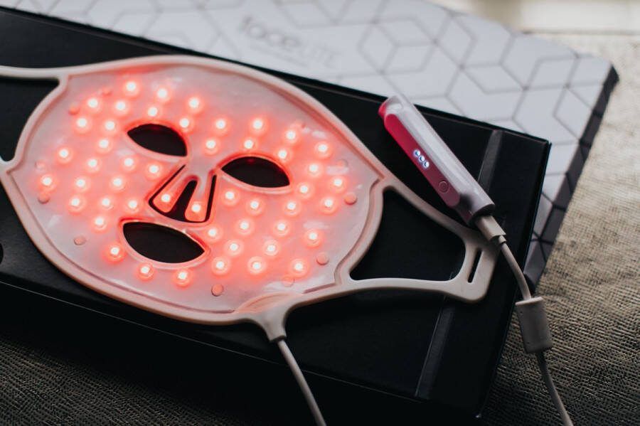 Facelite.nl Facelite LED huidverjongingsmasker Omnilux antirimpel nieuw collageen huidverbetering Luxe LED masker huidverjongingsapparaat