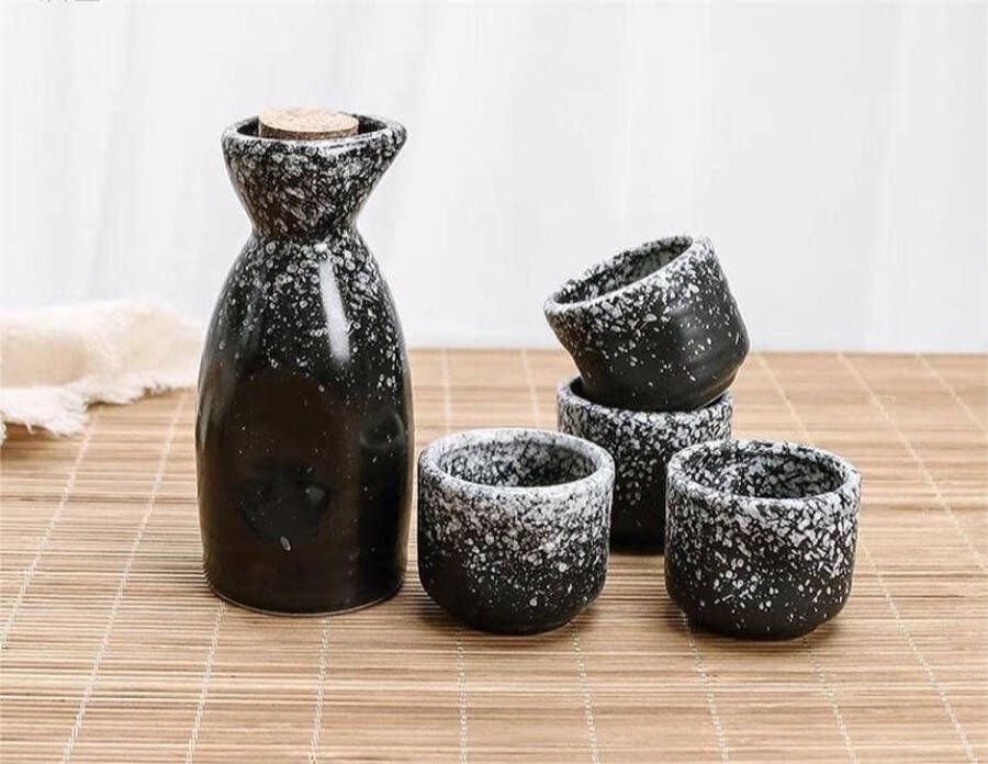Fine Asianliving Sake Set Giftbox Zwart Wit Handgemaakt Noriko Set 5 Japanse Sake Set Sake Servies Sakefles Sake kopjes