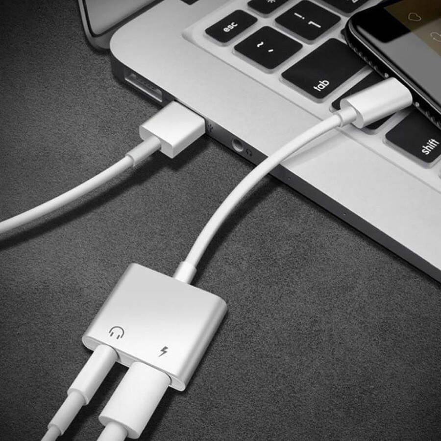 Finnacle 2-in-1 Audio Splitter Adapter Geschikt voor iPhone t m XS plus Opladen
