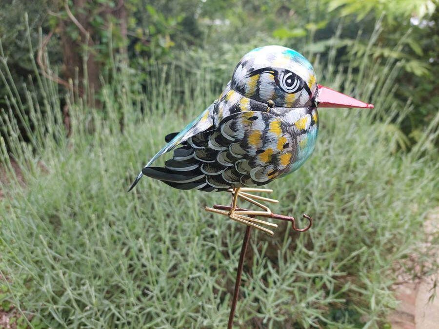 Floz Design tuinsteker vogel van gerecyceld metaal met haak voor vetbol handgemaakt fairtrade en kwaliteit