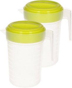 Forte Plastics 2x stuks waterkan sapkan transparant groen met deksel 2 liter kunststof Smalle schenkkan die in de koelkastdeur past