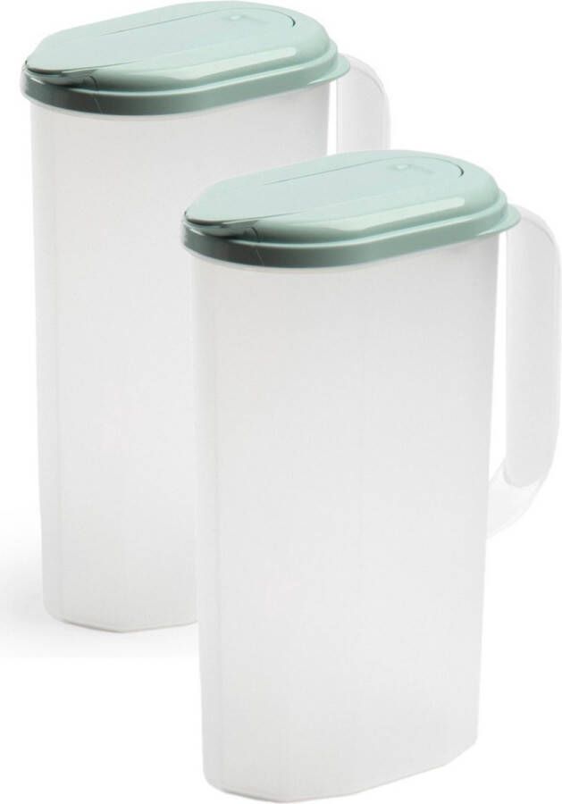 Forte Plastics 2x stuks waterkan sapkan transparant mintgroen met deksel 2 liter kunststof Smalle schenkkan die in de koelkastdeur past