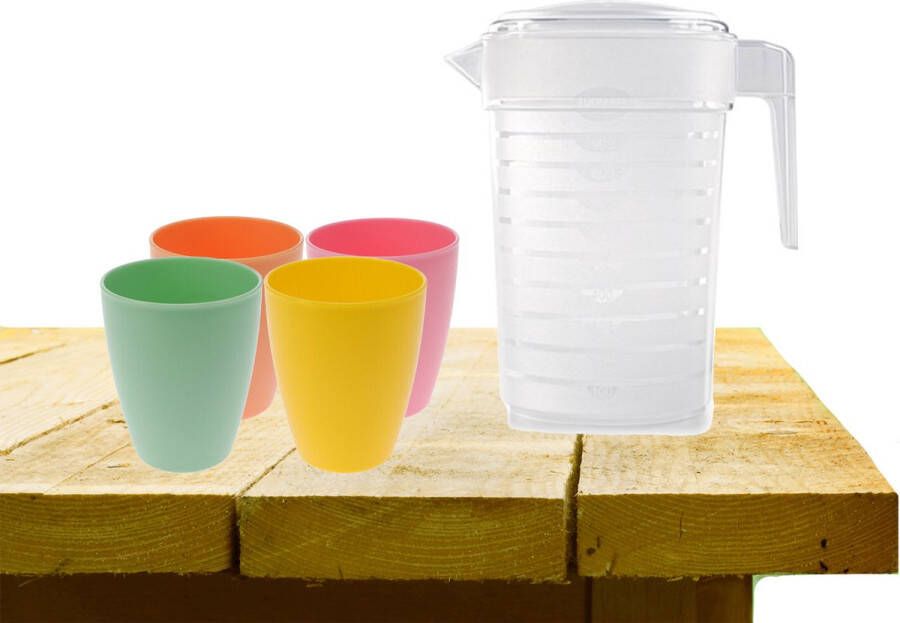 Forte Plastics Set van 1x waterkan 1 liter met 4x drinkbekers kunststof gekleurd Schenkkannen