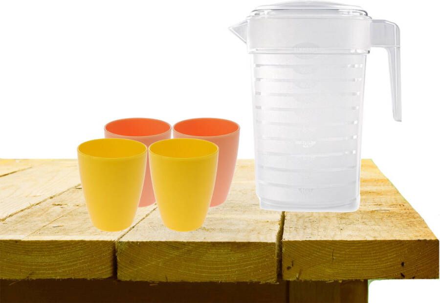 Forte Plastics Set van 1x waterkan 1 liter met drinkbekers 2x geel en 2x oranje Schenkkannen