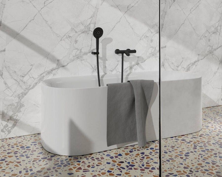 FortiFura Calvi Thermostatische badkraan met ronde handdouche handdouchehouder en gladde doucheslang mat zwart