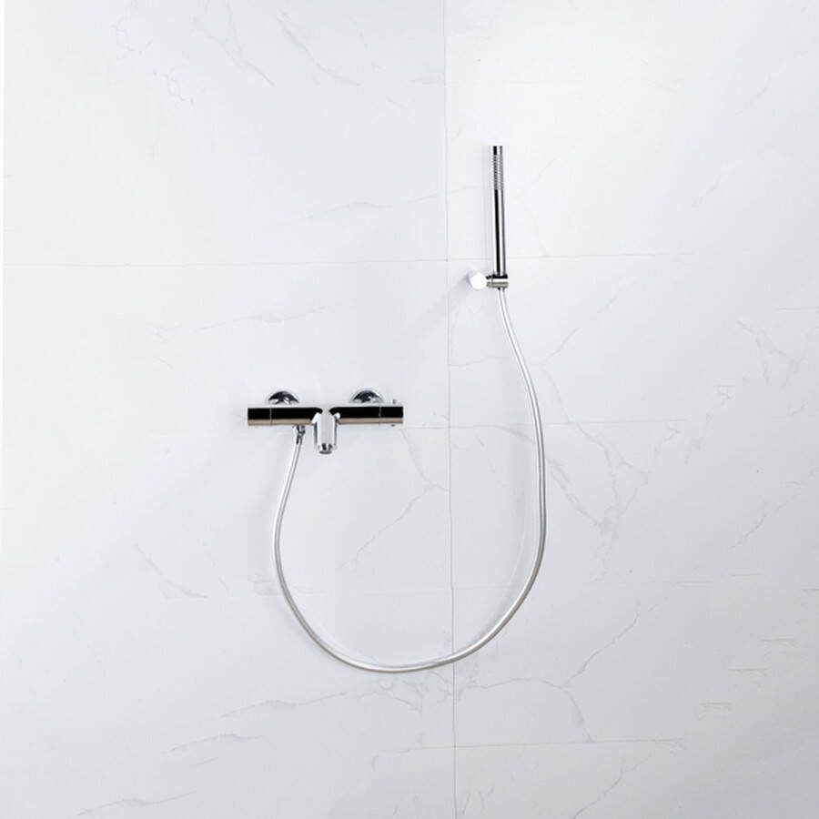 FortiFura Calvi Thermostatische badkraan met staafhanddouche handdouchehouder en gladde doucheslang chroom