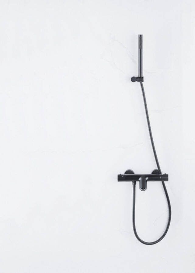 FortiFura Calvi Thermostatische badkraan met staafhanddouche handdouchehouder en metalen doucheslang mat zwart