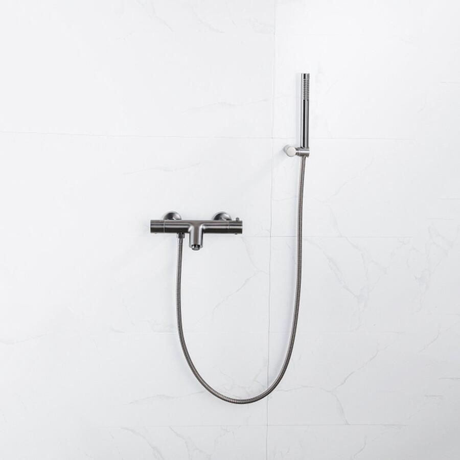 FortiFura Calvi Thermostatische badkraan met staafhanddouche handdouchehouder en metalen doucheslang Gunmetal PVD