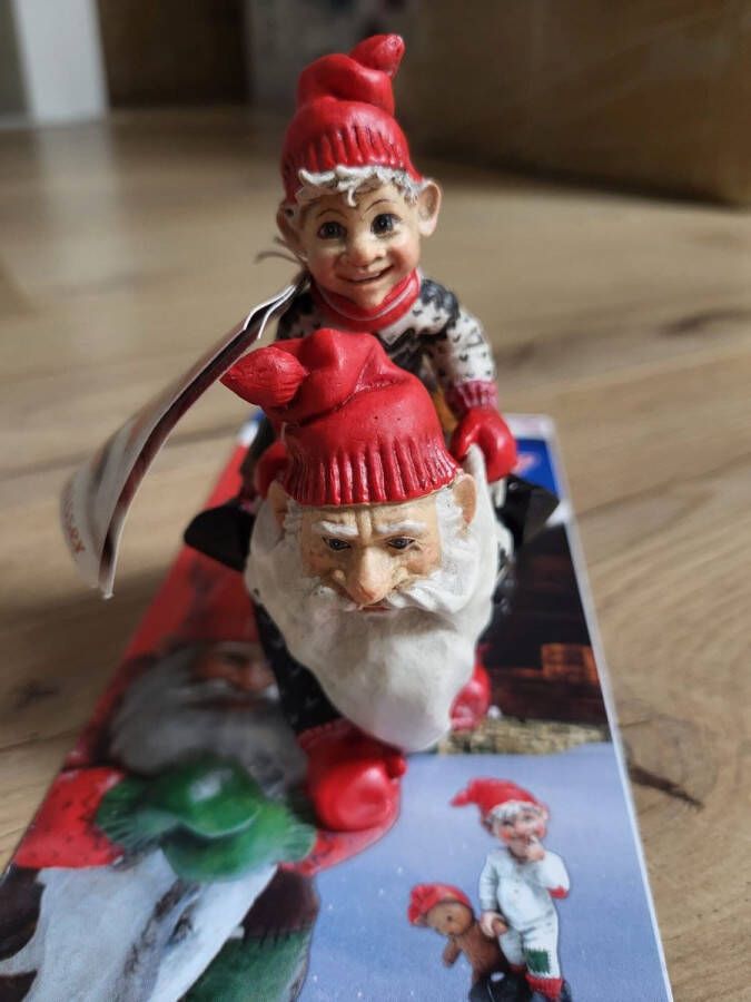 Gardnisser Tuinkabouter op Slee- Kerstman- Gardsnisser: Gnome Santa with Playing Child H12xB11xD6cm