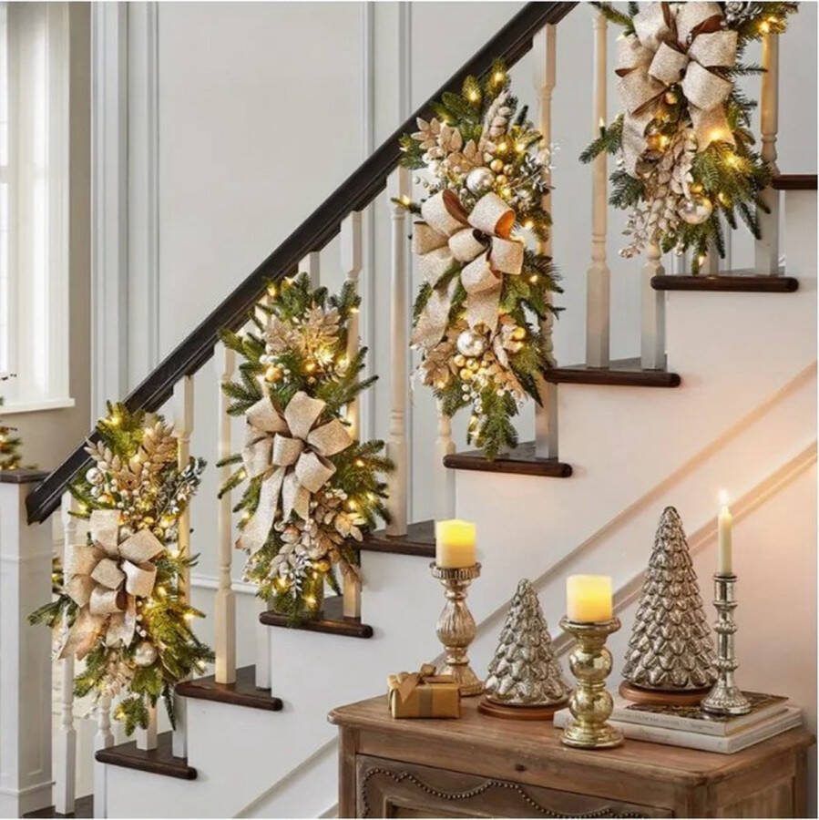 Generic 1 stuks grote kunstmatige traanvormige kerstkrans kersttrapversiering guirlande kunstmatige bloemenplanten kerstversiering voor buiten en binnen krans met kerstballen strikken en guirlandes voor voordeur- raam- en muurdecoraties kerstvers