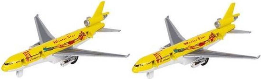 Goki 2x Gele Winter Star vrachtvliegtuigjes van metaal Speelgoed voertuigen Vliegtuigen speelset