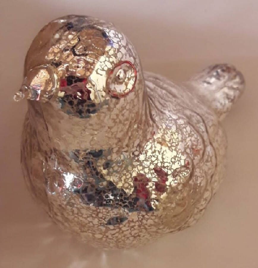Goldbach Geschenkartikel Deze gezellige glazen vogel is mooi afgewerkt met een antiek zilveren kleur. Heel speciaal is de toegevoegde batterij die aan de onderkant aangezet kan worden waardoor deze vogel heel mooi wordt verlicht. Voor uzelf of Bestel Een Kado