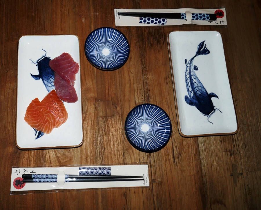 Gusta Sushi set blauw wit van het merk Gusta 2 sushiborden 2 sausschaaltjes eetstokjes en onderlegger