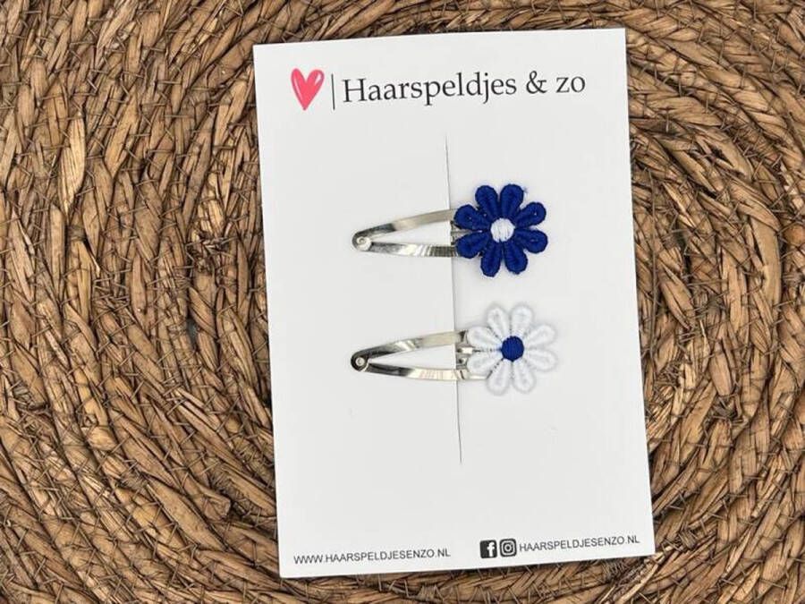 Haarspeldjes & zo Blauw wit (witte) madeliefjes op klikklakspeldjes carnaval haaraccessoires — 4 cm speldjes