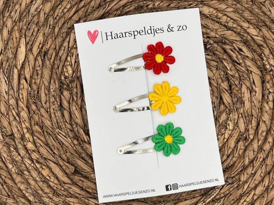 Haarspeldjes & zo Rood geel groen (rode gele groene) madeliefjes op klikklakspeldjes carnaval haaraccessoires — 5 cm speldjes