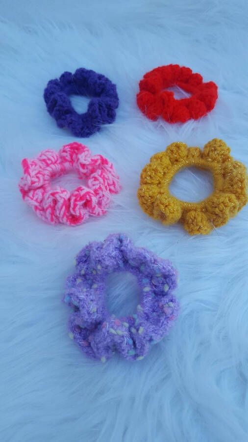 Handgemaakt Set van 5 handgehaakte haarelastieken ( scrunchies ) in rood lila geel glinster paars neonroze