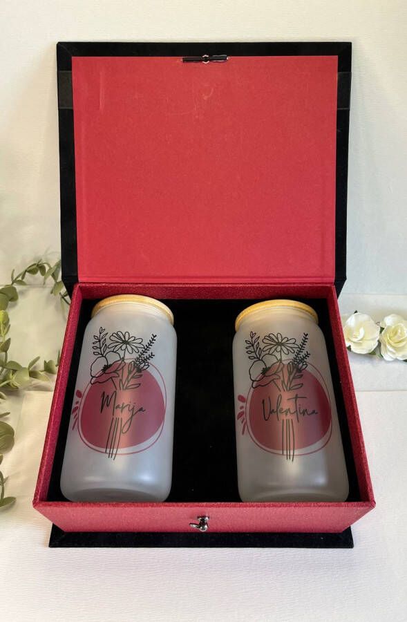 Handmade By Moodgifts Handgemaakte fluwelen geschenkdoos set Geschenkdoos + twee gepersonaliseerde glazen bekers met bamboe deksel en glazen rietje met naam Beste vriend geschenk