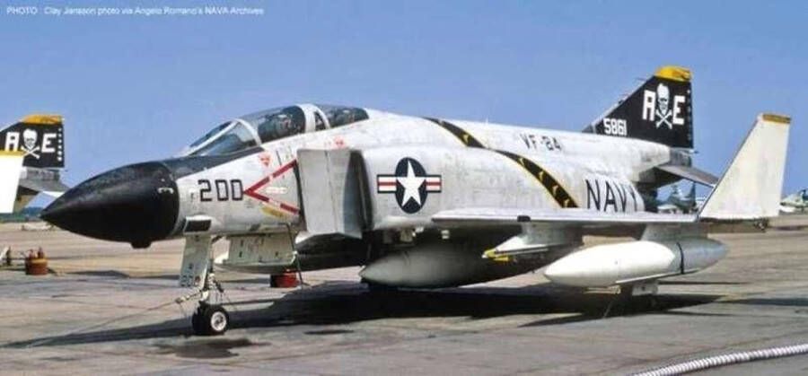 Hasegawa 1:48 51044 F-4J Phantom II VF-84 Jolly Rogers Plastic Modelbouwpakket