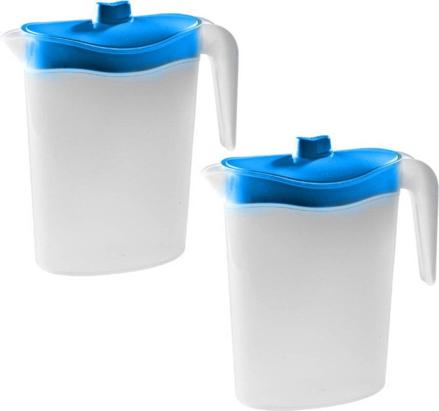 Hega hogar 4x Waterkannen sapkannen met blauwe deksel 1 5 liter 9 x 21 x 23 cm kunststof Compact formaat schenkkannen die in de koelkastdeur past Sapkannen waterkannen schenkkannen limonadekannen