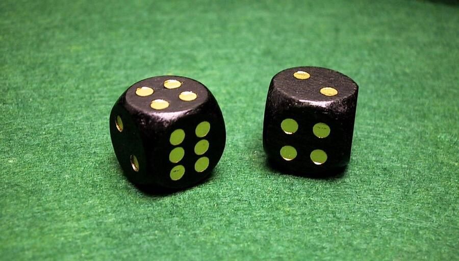 HOT Sports + Toys Dobbelstenen D6 16mm hout zwart met gouden stip Per 12