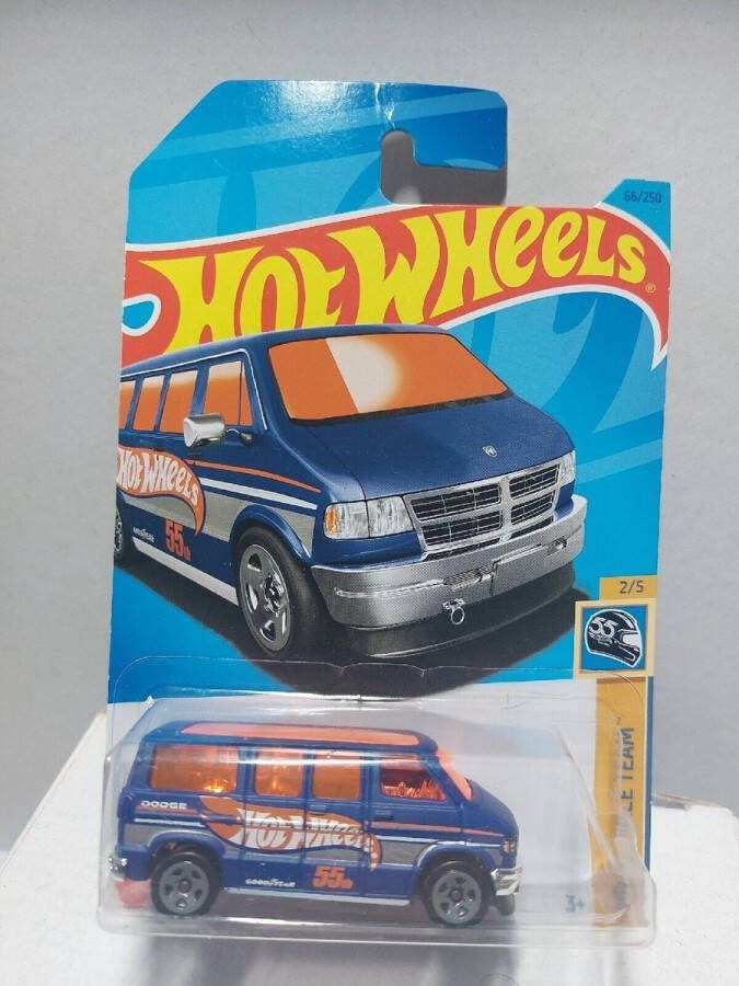 Hot Wheels DODGE VAN 55th 66 250 (1:64) HW55 RACE TEAM