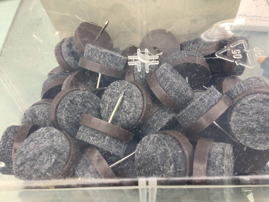 I-Fix Vilt glijder rond bruin met nagel. 28mm. rond. 24 stuks. . antikras. voor vloerbescherming