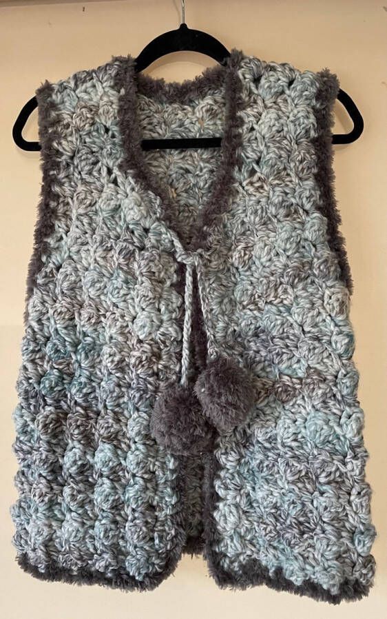 Ice yarns GEHAAKT VESTJE MELEE MET IMITATIE BONTRANDJE EN POMPONS-HANDMADE- MAAT M L