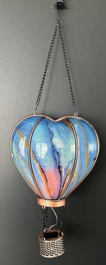 Impuls Decoratieve solarlamp hart met luchtballon met flame LED blauw marmerlook kunststof hangend model hoogte 44 x 16 x 1 cm Tuindecoratie Tuinverlichting