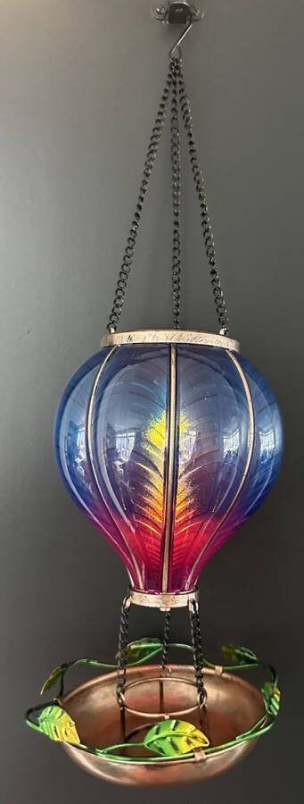Impuls Decoratieve solarlamp luchtballon met vogel voederbak met flame LED blauw + paars kunststof + metaal hangend model hoogte 44 x 16 x 1 cm Tuindecoratie Tuinverlichting