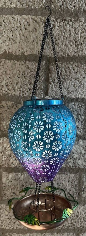 Impuls Decoratieve solarlamp luchtballon met vogel voederbak met opengwerkt bloem motief en LED blauw + paars metaal hangend model hoogte 48 x 16 x 1 cm Tuindecoratie Tuinverlichting